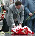 Глава г. Реутова А.Н. Ходырев возлагает цветы к Мемориалу Славы