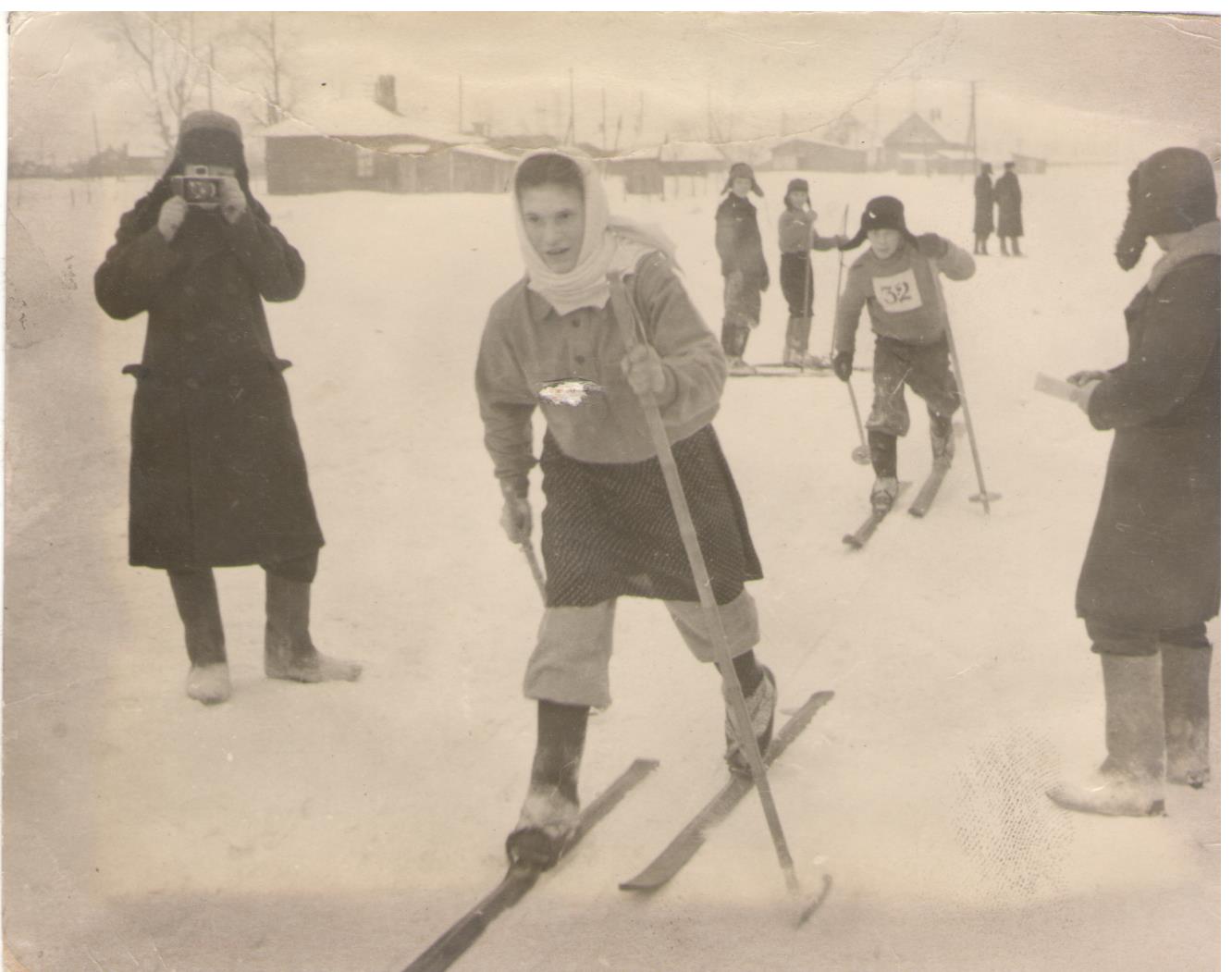 Лыжники на ул. Октября 1940 год
