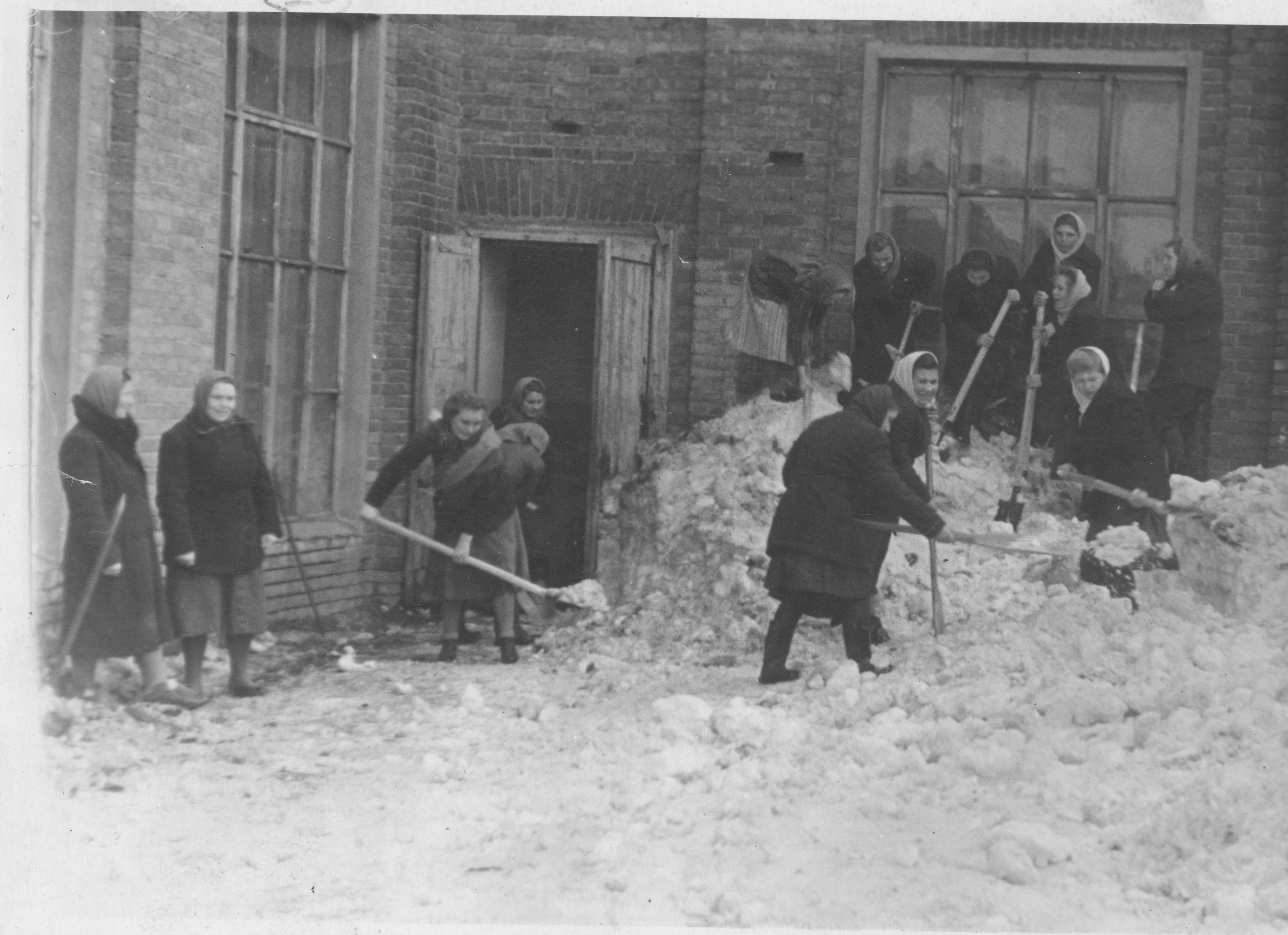 Работницы фабрики на расчистке снега 1942 год