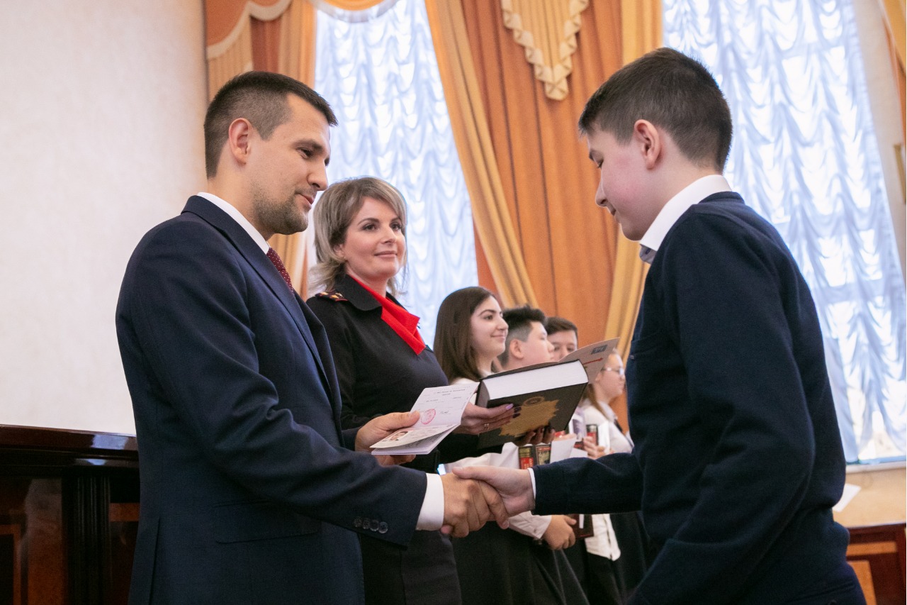 11 юных реутовчан получили паспорта в преддверии Дня народного единства