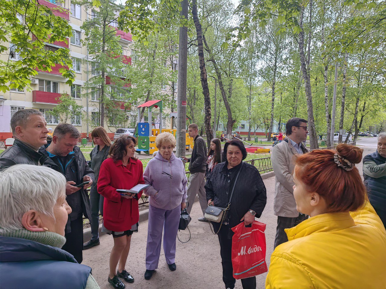 Лилия Бабалова обсудила с жителями дома №14 по улице Гагарина актуальные вопросы