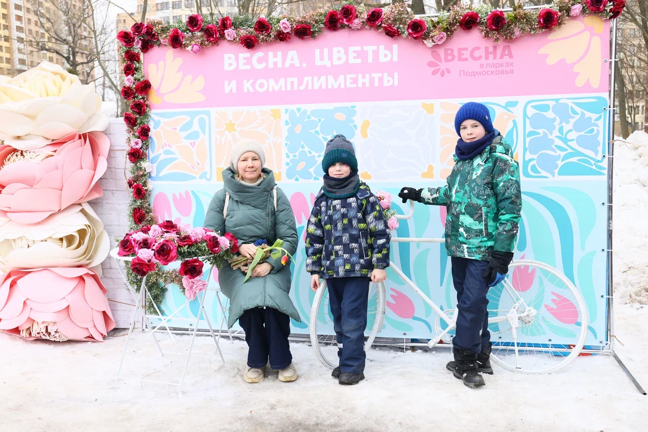 8 марта 2024 - Акция по раздаче цветов женщинам в центральном парке от волонтеров